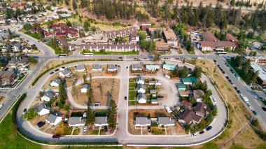Güneşli bir yaz gününde Jasper Town 'ın hava manzarası. Sokaklar ve evler, Alberta - Kanada.