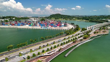 Sentosa Adası 'na giden ana yol bağlantısının insansız hava aracı görüntüsü. Köprü, kıyı şeridi ve tropikal alan..