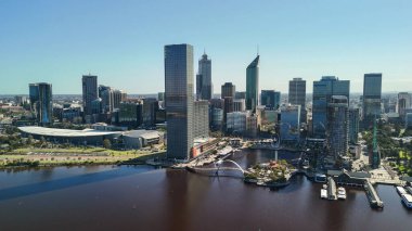 Kuğu Nehri 'nden Perth şehrinin gündüz manzarası parlak güneş ışığı altında gökdelenleri gösteriyor.