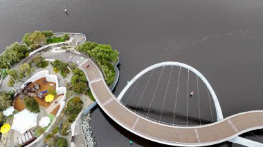 Elizabeth Quay köprüsü üzerinde dramatik günbatımı gökyüzü Perth şehri silüeti ve liman kenti.