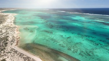 Osprey Körfezi WA 'nın panoramik hava manzarası. Parlak güneş ışığı altında tekne, resif ve manzaralı kıyı şeridi..