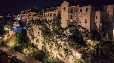 Gece Tropea 'nın ışıldayan binalar ve yaz mevsiminde karanlık denizlerle drone çekimi..