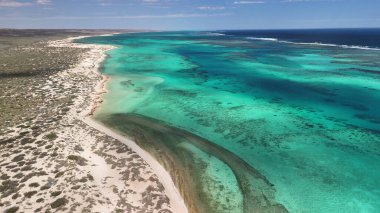Osprey Körfezi WA 'nın panoramik hava manzarası. Parlak güneş ışığı altında tekne, resif ve manzaralı kıyı şeridi..