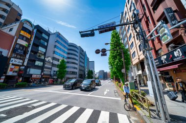 Tokyo, Japonya - 27 Nisan 2025: Taito City şehir manzarası binaları ve işlek caddeleri gösteriyor.