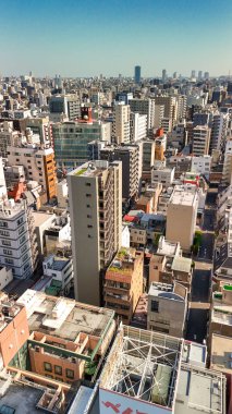 Tokyo 'nun modern şehir manzarası Taito şehrinin yüksek insansız hava aracı perspektifinden çekildi.