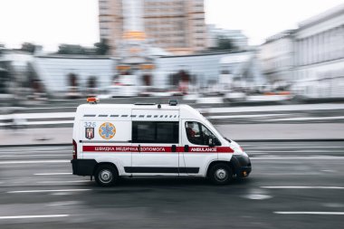 Ukrayna, Kyiv - 2 Ağustos 2021: Beyaz ambulans caddede ilerliyor. Yazı