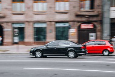 Ukrayna, Kyiv - 2 Ağustos 2021: Siyah Volkswagen Passat aracı sokakta hareket ediyor. Yazı
