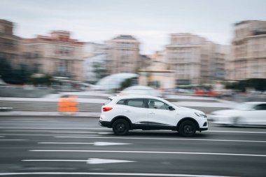 Ukrayna, Kyiv - 2 Ağustos 2021: Beyaz Renault Kadjar arabası yolda ilerliyor. Yazı