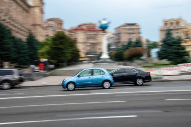 Ukrayna, Kyiv - 2 Ağustos 2021: Mavi Nissan March aracı caddede ilerliyor. Yazı
