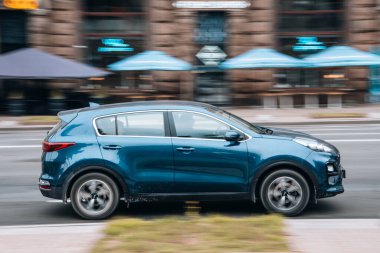 Ukrayna, Kyiv - 2 Ağustos 2021: Mavi KIA Spor Araba sokakta hareket ediyor. Yazı