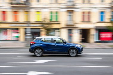 Ukrayna, Kyiv - 2 Ağustos 2021: Blue Nissan Kicks arabası yolda ilerliyor. Yazı
