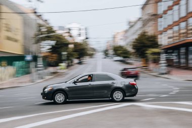 Ukrayna, Kyiv - 2 Ağustos 2021: Gri Toyota Camry arabası sokakta hareket ediyor. Yazı