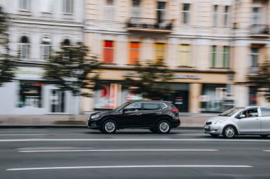 Ukrayna, Kyiv - 2 Ağustos 2021: Kahverengi Nissan X-Trail aracı caddede ilerliyor. Yazı