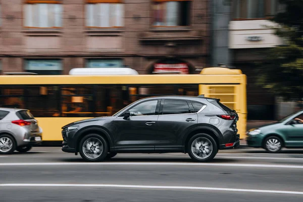 Украина Киев Августа 2021 Черный Автомобиль Mazda Движется Улице Осторожно — стоковое фото