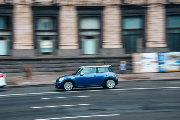 Ukraine Kyiv August 2021 Blue Mini Hatch Car Moving Street — Stock Photo, Image