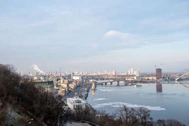 KYIV UKRAINE - 07 Ocak 2023: Glass Köprüsü 'nden Kyiv ve Dinyeper nehrinin klasik panoramik görüntüsü. Yazı