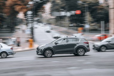 Ukrayna, Kyiv - 2 Ağustos 2021: Siyah KIA Spor Araba sokakta hareket ediyor. Yazı