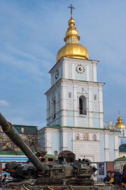KYIV UKRAINE - 07 Ocak 2023: 2022 'de Rusya' nın Ukrayna 'yı işgali sırasında Rus tankı ve diğer imha edilmiş askeri araçlar ele geçirildi. Arka planda Aziz Michael 'ın Altın Kubbe Manastırı var. Yazı