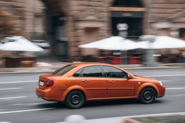 Ukrayna, Kyiv - 2 Ağustos 2021: Turuncu Chevrolet Lacetti arabası yolda ilerliyor. Yazı