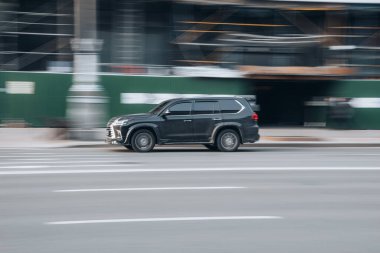 Ukrayna, Kyiv - 7 Ocak 2023: Siyah Lexus LX aracı yolda ilerliyor. Yazı