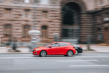 Ukrayna, Kyiv - 2 Ağustos 2021: Kırmızı Opel Astra arabası yolda ilerliyor. Yazı