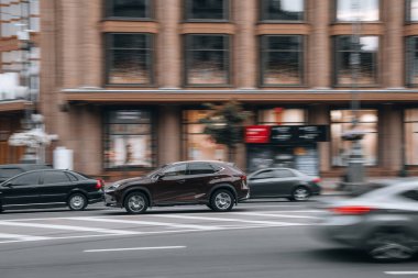 Ukrayna, Kyiv - 2 Ağustos 2021: Kahverengi Lexus NX arabası yolda ilerliyor. Yazı