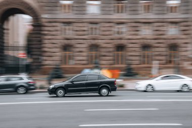 Ukrayna, Kyiv - 2 Ağustos 2021: Siyah Opel Astra arabası sokakta hareket ediyor. Yazı