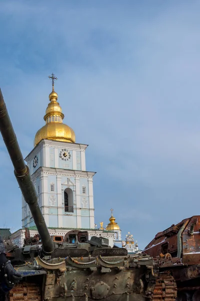 Kyiv Ukraine 1月2023 2022でのロシアの侵攻中にロシアの戦車や他の破壊された軍用車両を捕獲しました 背景に聖マイケルの黄金のドーム修道院 編集部 — ストック写真