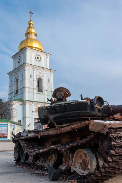 Kyiv Ukraine 2023年1月7日 俄罗斯入侵乌克兰期间缴获的俄罗斯坦克和其他被毁军车 背景是圣米迦勒金屋修道院 — 图库照片