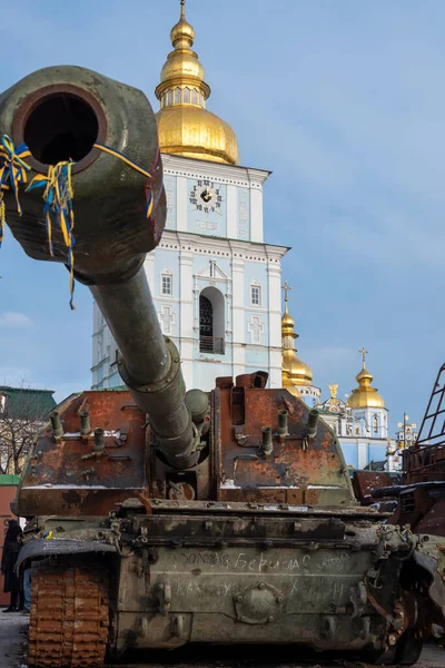 stock image KYIV UKRAINE - 07 JANUARY 2023: Captured russian tank and other destroyed military vehicles during Russian invasion of Ukraine in 2022. St Michael's Golden-Domed Monastery on background. Editorial