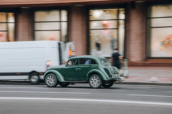 Ukraine Kyiv August 2021 Green Volkswagen Beetle Car Moving Street — Stockfoto