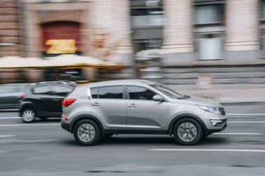 Ukrayna, Kyiv - 2 Ağustos 2021: Sokakta hareket eden gümüş rengi spor araba. Yazı