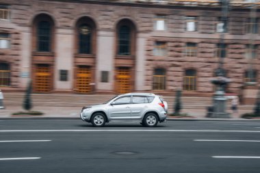 Ukrayna, Kyiv - 2 Ağustos 2021: Gümüş Toyota RAV 4 aracı sokakta hareket ediyor. Yazı