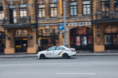 Ukrayna, Kyiv - 2 Ağustos 2021: Beyaz Devriye Polis Ford arabası sokakta hareket ediyor. Yazı