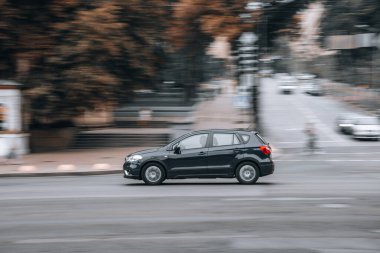 Ukrayna, Kyiv - 2 Ağustos 2021: Siyah Suzuki SX4 arabası sokakta hareket ediyor. Yazı