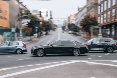Ukrayna, Kyiv - 2 Ağustos 2021: Siyah Mercedes-Benz S-Sınıfı araba yolda ilerliyor. Yazı