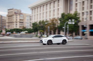 Ukrayna, Kyiv - 2 Ağustos 2021: Beyaz Lexus RX aracı yolda ilerliyor. Yazı