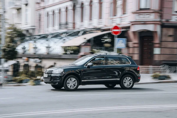 Ukraine Kyiv August 2021 Black Volkswagen Touareg Car Moving Street — Stock Photo, Image