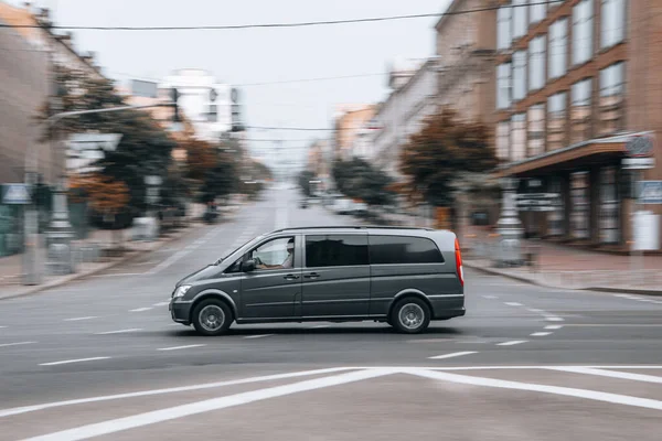 乌克兰基辅 2021年8月2日 Gray Mercedes Benz Viano Class Car Moving Street — 图库照片