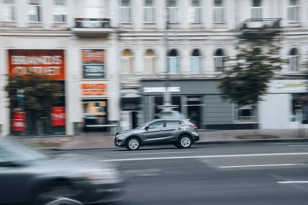 우크라 Kyiv 2021 Gray Nissan Qashqai Car Moving Street — 스톡 사진