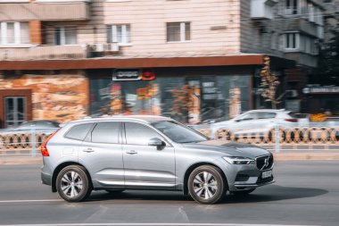 Ukrayna, Kyiv - 16 Temmuz 2021: Gümüş Volvo XC60 aracı sokakta hareket ediyor. Yazı