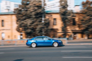 Ukrayna, Kyiv - 16 Temmuz 2021: Açık Mavi Volkswagen Passat (Kuzey Amerika) aracı sokakta hareket ediyor. Yazı