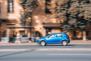 Ukrayna, Kyiv - 16 Temmuz 2021: Açık Mavi Renault Sandero arabası sokakta hareket ediyor. Yazı