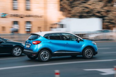 Ukrayna, Kyiv - 16 Temmuz 2021: Açık Mavi Renault CAPTUR aracı sokakta hareket ediyor. Yazı