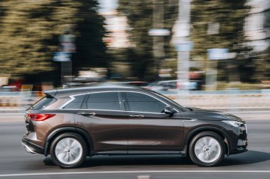 Ukrayna, Kyiv - 16 Temmuz 2021: Kahverengi Infiniti QX50 arabası sokakta hareket ediyor. Yazı