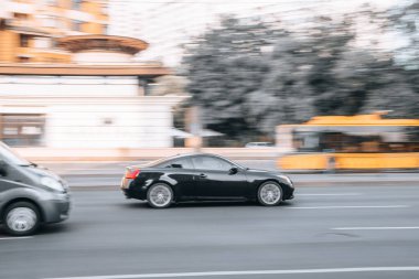 Ukrayna, Kyiv - 16 Temmuz 2021: Siyah Infiniti Q60 arabası sokakta hareket ediyor. Yazı
