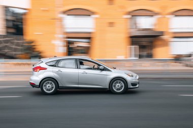 Ukrayna, Kyiv - 16 Temmuz 2021: Gümüş Volkswagen ID.3 aracı sokakta hareket ediyor. Yazı