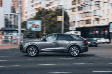 Ukrayna, Kyiv - 16 Temmuz 2021: Gri Audi Q8 arabası yolda ilerliyor. Yazı