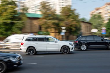 Ukrayna, Kyiv - 16 Temmuz 2021: Beyaz Mercedes-Benz GL-sınıfı araba yolda ilerliyor. Yazı