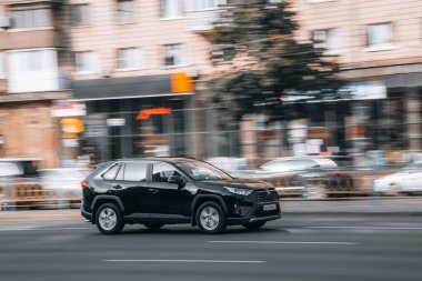 Ukrayna, Kyiv - 16 Temmuz 2021: Siyah Toyota RAV 4 aracı sokakta hareket ediyor. Yazı